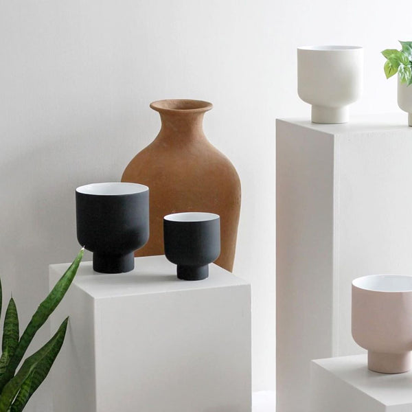 MIDDLE OF NOWHERE Fergus Planter - Black